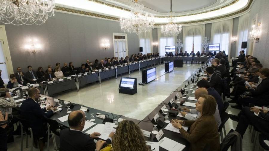 La reunión de ayer de Generalitat, Diputación y Área Metropolitana de Barcelona y 41 municipios en Barcelona. FOTO: EFE