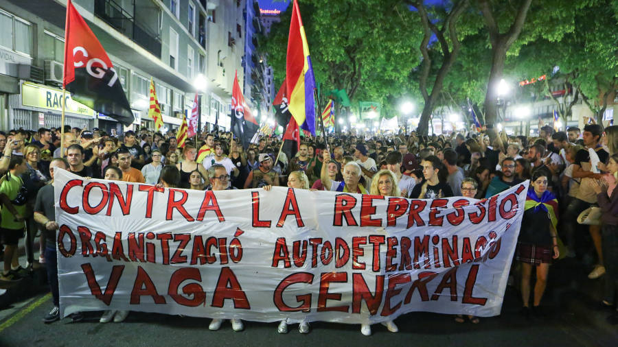 Una de las pancartas exhibidas por los manifestantes durante la multitudinaria concentraci&oacute;n en Tarragona. Foto: Llu&iacute;s Mili&aacute;n