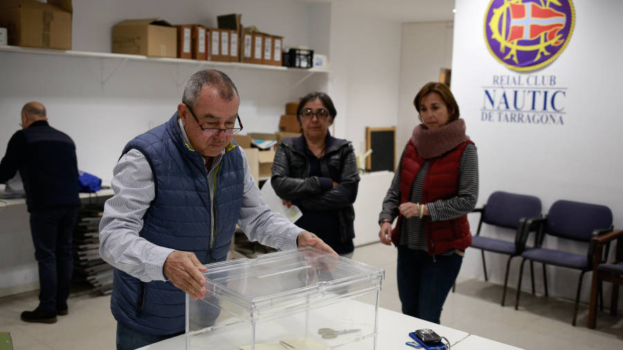 Un instante de la votaci&oacute;n de las elecciones del N&agrave;utic&nbsp;Tarragona. FOTO: Fabi&aacute;n&nbsp;Acidres
