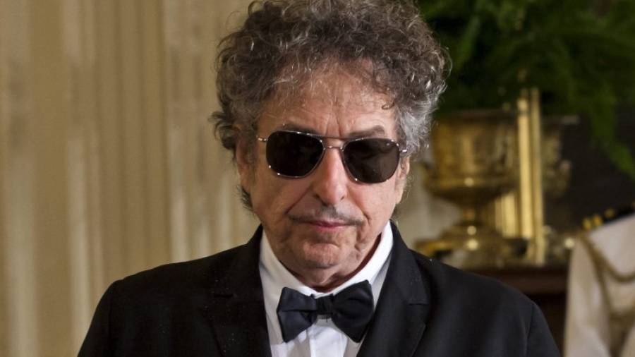 Fotografía de archivo fechada el 29 de mayo de 2012 que muestra al cantautor estadounidense Bod Dylan el día que recibió la Medalla de la Libertad de manos del presidente estadounidense, Barack Obama. EFE
