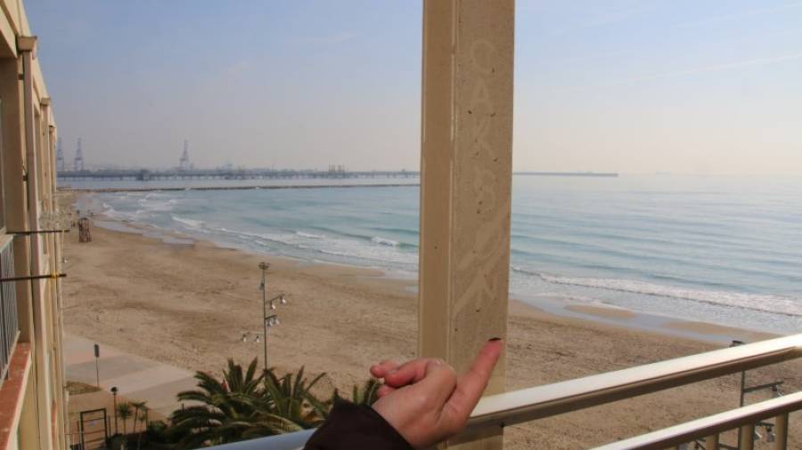 La suciedad se encuentra en todas partes como en esta columna de la última planta del edificio Paradís Playa. Al fondo el Port de Tarragona. Foto: Alba Mariné