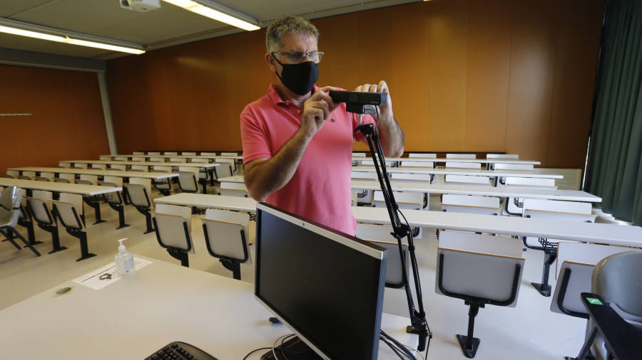 Preparaci&oacute;n de una c&aacute;mara para grabar en el Campus Catalunya de la URV. Foto: Pere Ferr&eacute;