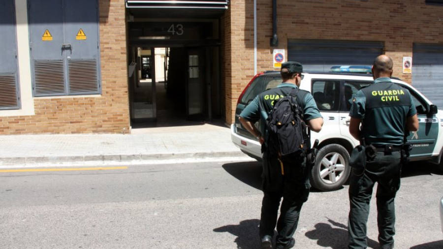 Agents de la Guàrdia Civil davant l'entrada a l'habitatge de l'exalcalde, Andreu Martí, a l'Ametlla de Mar.Foto:Marsal J