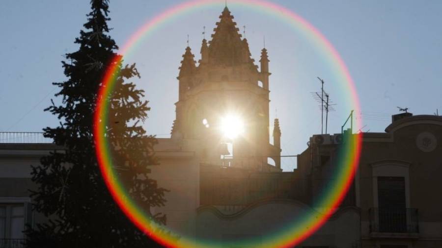 Instante en el que el sol atravesó el campanario de la Prioral. Foto: Alba Mariné