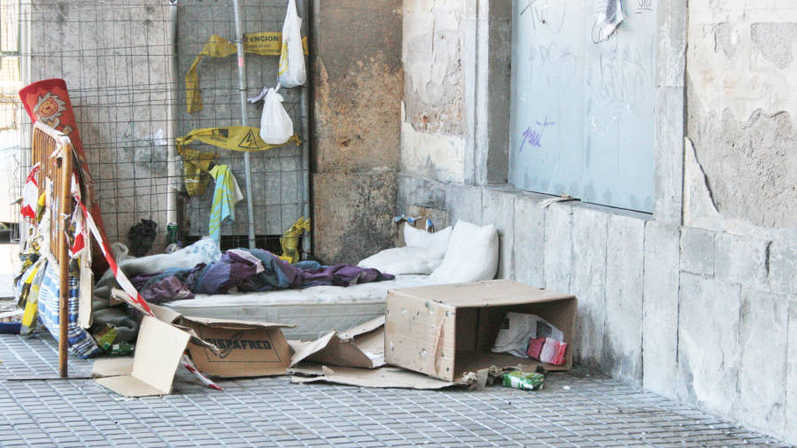Un matalàs a terra fa de llit d´una persona sense llar, en una imatge captada a Tarragona l´any passat. FOTO: C.I./DT