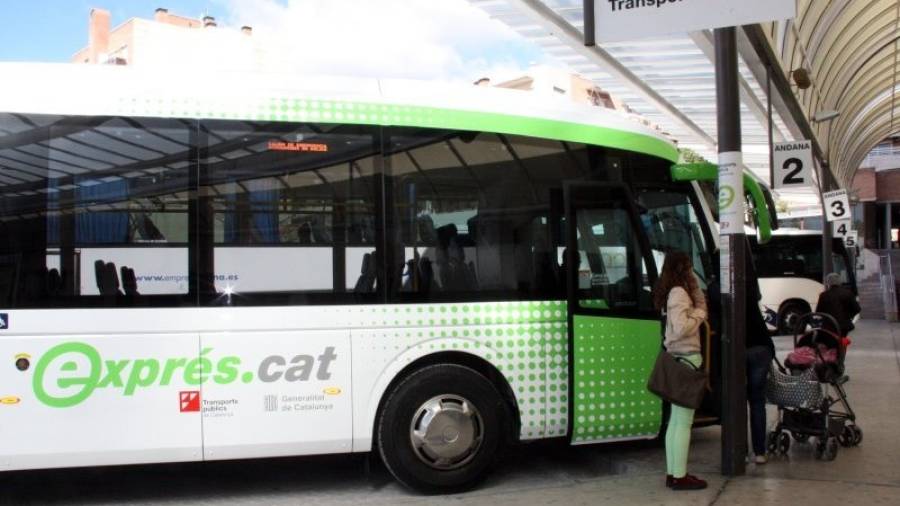 Dues dones s'informen davant l'arribada a l'estació d'autobusos de Valls d'un dels primers busos exprés que enllacen amb Tarragona. Imatge del 28 d'abril de 2014. Foto: ACN