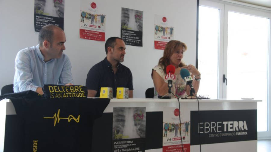 D'esquerra a dreta: Joan Tomàs, director financer de Nomen; Roberto Olivan, director artístic del Festival Deltebre Dansa; i Carme Franch, tinent d'alcalde de l'Ajuntament de Deltebre. FOTO: ACN