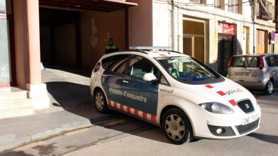 Un cotxe de Mossos sortint dels jutjats de Tortosa.