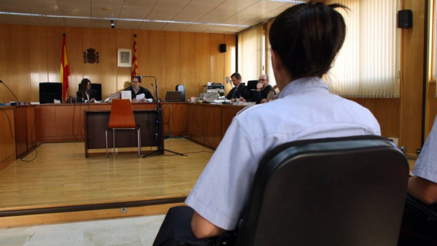 Pla general de la sala de vistes de l'Audiència de Tarragona amb una agent dels Mossos d'Esquadra en primer terme, el 25 de setembre del 2015. Foto: ACN
