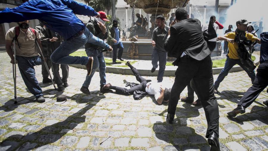 Grupos chavistas irrumpen en el Parlamento venezolano y hieren a diputados. Foto: EFE 