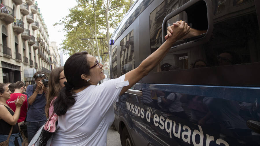 Una mujer muestra su agradecimiento a los Mossos en las Ramblas de Barcelona. EFE