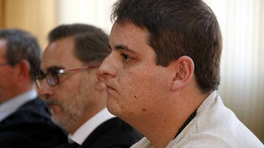 Primer pla de perfil de l'acusat del crim de Montblanc, Jaume Solsona, assegut a la banqueta de l'Audiència de Tarragona el 20 de febrer del 2017.