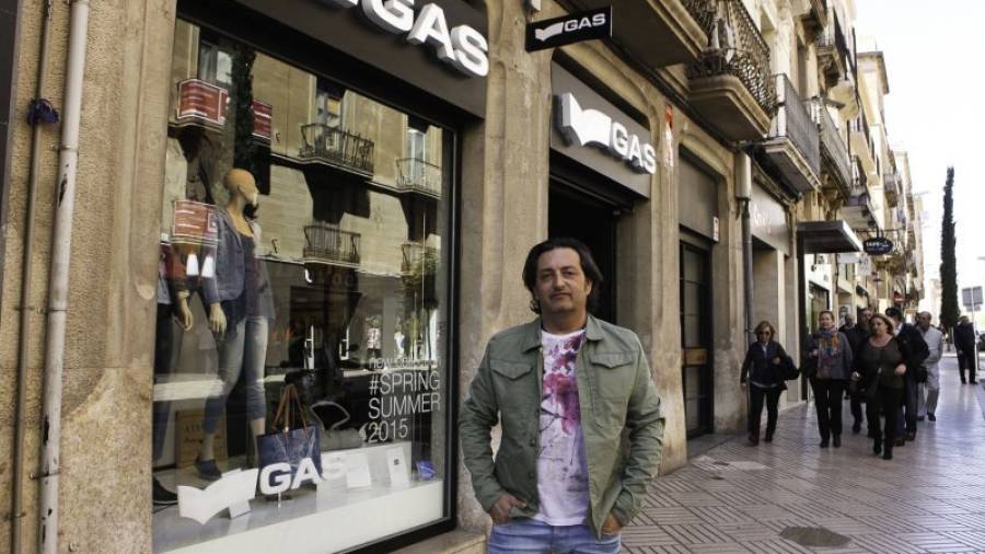 Adam Aragonés es el propietario de la tienda GAS que desde febrero está abierta en la calle Sant Joan. Foto: Alba Mariné