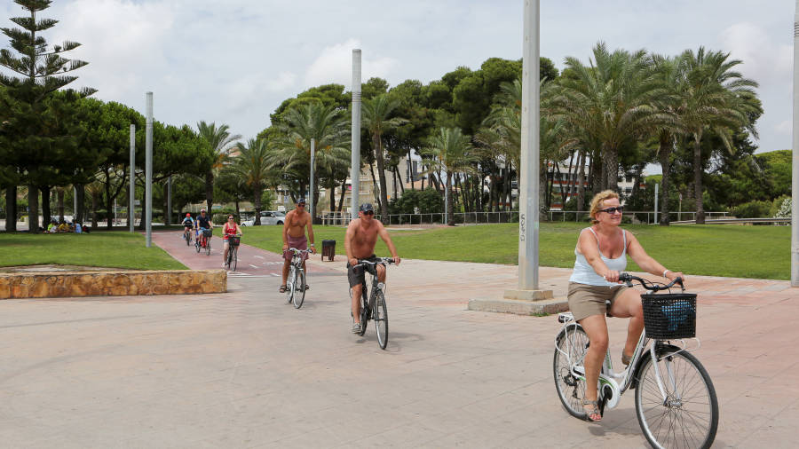 La zona ajardinada tiene mucho &eacute;xito entre los ciclistas. Foto: Alba Marin&eacute;. 