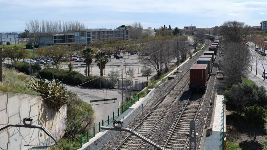 Un tren de mercancías circula por la vía férrea junto al Campus Bellissens de la Universitat Rovira i Virgili. FOTO: Fabián Acidres