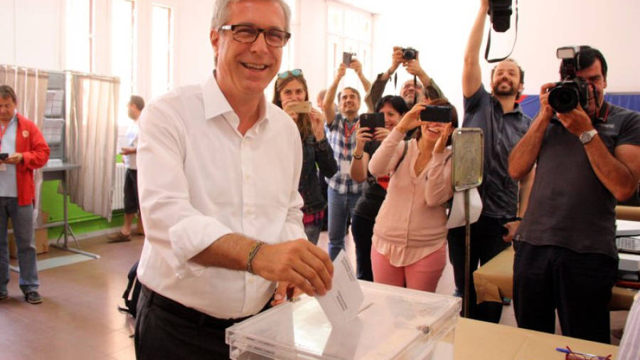El candidat del PSC i actual alcalde, Josep Fèlix Ballesteros, votant a l'Institut Tarragona. Foto: ACN