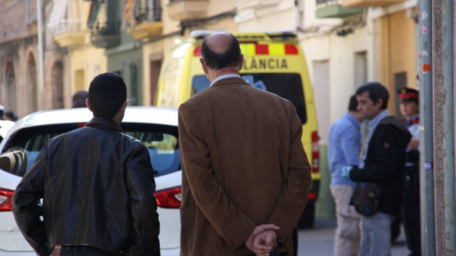 A mà dreta, l'alcalde de Sant Feliu, Jordi San José, observant les tasques dels Mossos d'Esquadra. Foto: ACN