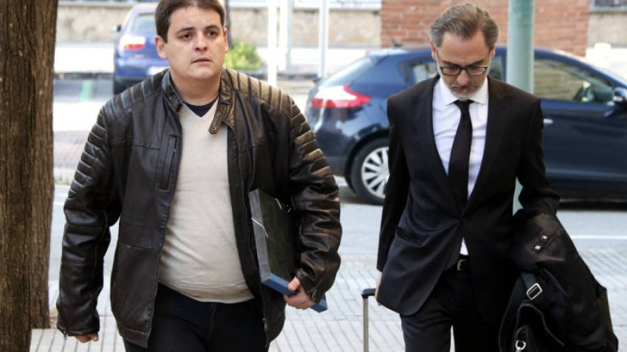 Pla obert de l'acusat del crim de Montblanc, Jaume Solsona (esquerra), arribant a l'Audiència de Tarragona acompanyat del seu advocat.