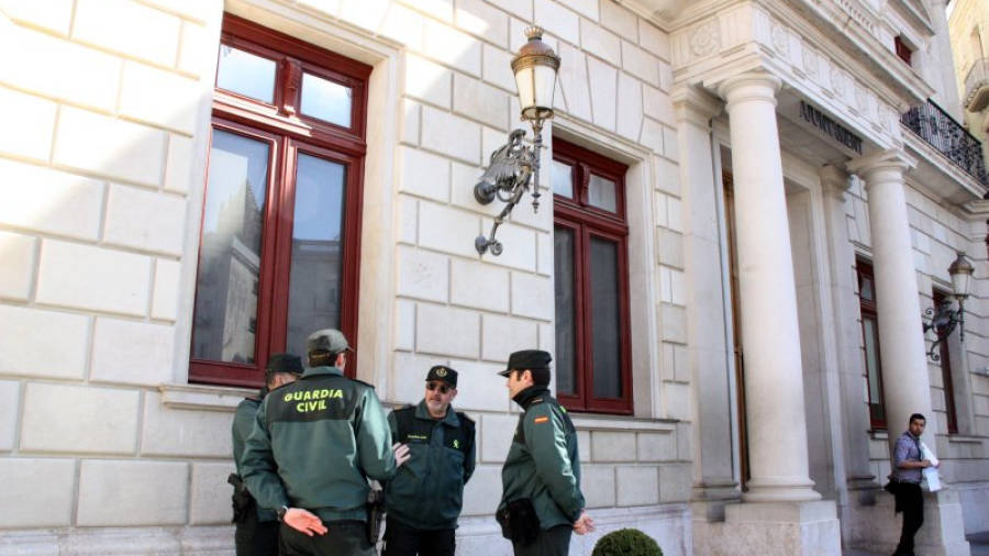 Agents de la Guàrdia Civil a les portes de l'Ajuntament de Reus el passat 28 d'abril. Foto: ACN