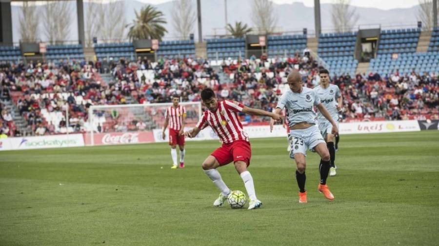 Sergio Tejera observa a un jugador del Almería durante el encuentro en el Estadio Juegos Mediterráneos. Foto: La Voz de Almería