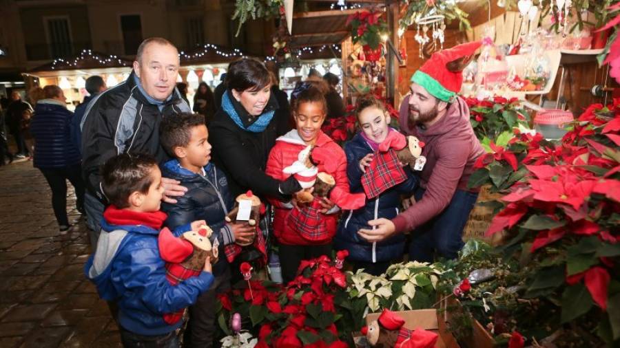 El Mercat de Nadal ofrece productos navideños en el Mercadal, como figuras de pesebre, plantas, árboles, alimentación o decoración. Foto: Alba Mariné