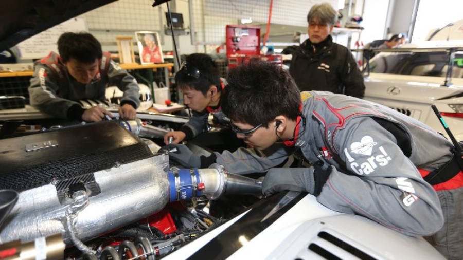 Toyota promueve las prácticas sobre el terreno para formar a sus mecánicos e ingenieros.