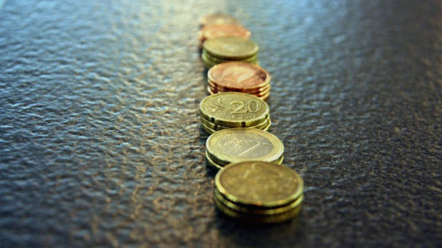 Pila de monedes de cèntims i també d'un euro. Foto: ACN