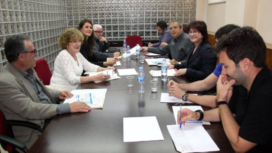 La reunió de la taula mixta d'Ensenyament de Tarragona celebrada aquest dimecres a l'Oficina Municipal d'Escolarització.