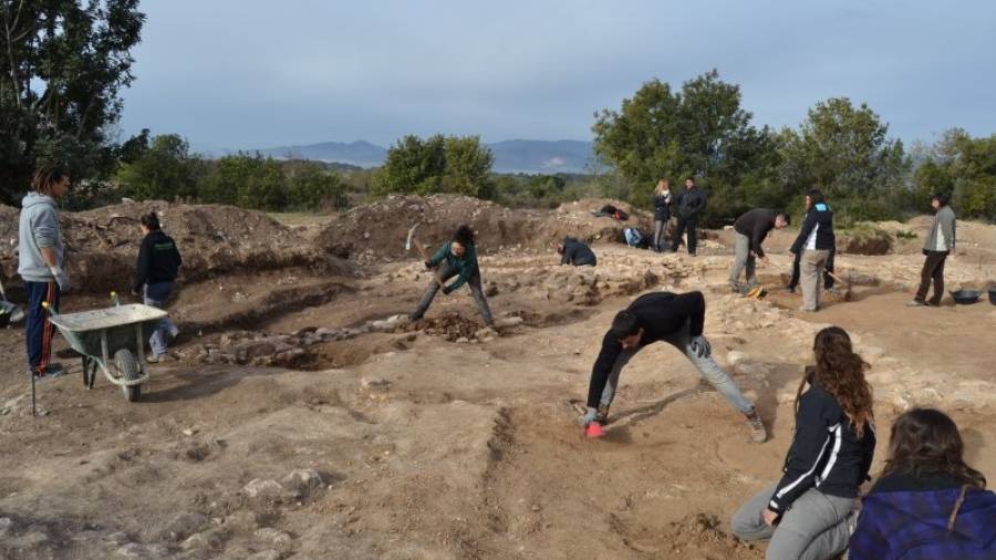 Grup d'estudiants fent prospeccions arqueològiques al jaciment iber del segle III aC trobat a Nulles. Foto: Montse Plana