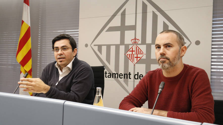 El primer tinent d´alcalde, Gerardo Pisarello (e), i el regidor de Presidència, Eloi Badia (d), ahir. FOTO: ACN