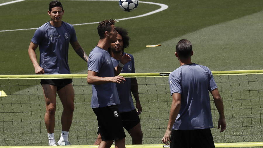 Ronaldo y otros compa&ntilde;eros merengues en el entreno de este martes. Foto: EFE