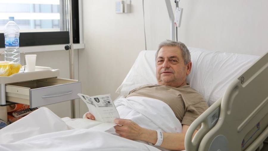 Joan Vallverdú, en la cama donde está ingresado desde el pasado 9 de febrero a la espera de ser operado. FOTO: ALBA MARINÉ