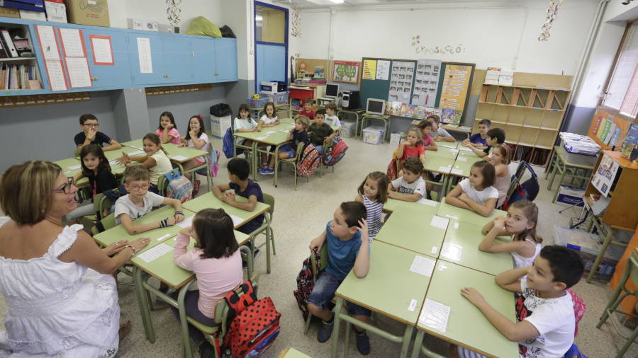 Nens i nenes, ja dins de l'aula, al C&eacute;sar Augsut, comen&ccedil;ant el primer dia d'escola. Foto: Llu&iacute;s Mili&aacute;n