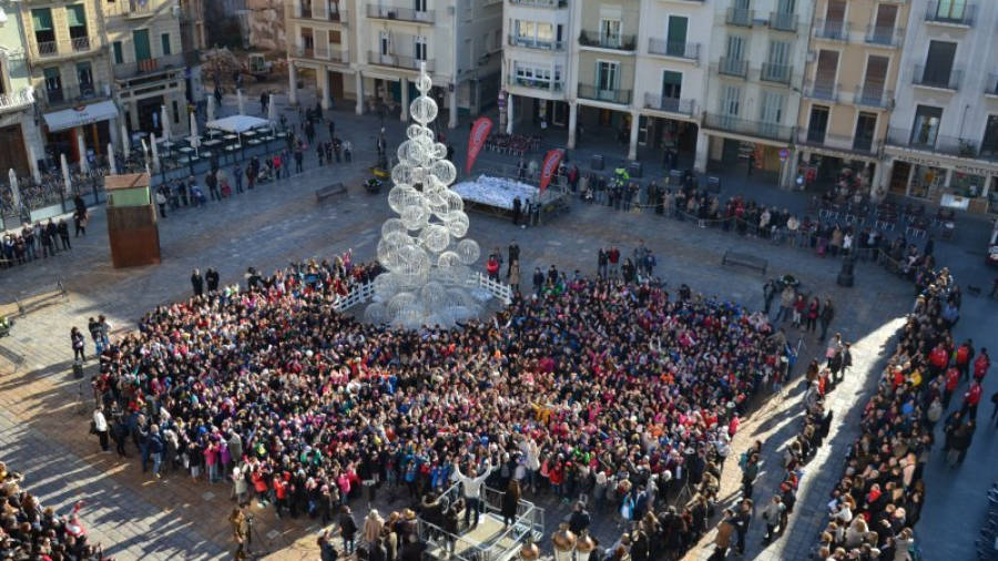 Imatge del miler d'escolars actuant aquest divendres a la plaça Mercadal. Foto: Ajuntament de Reus