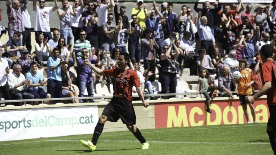 El rojinegro Ramon Folch celebra el gol que anotó el pasado domingo ante el Hércules. Foto: Alba Mariné