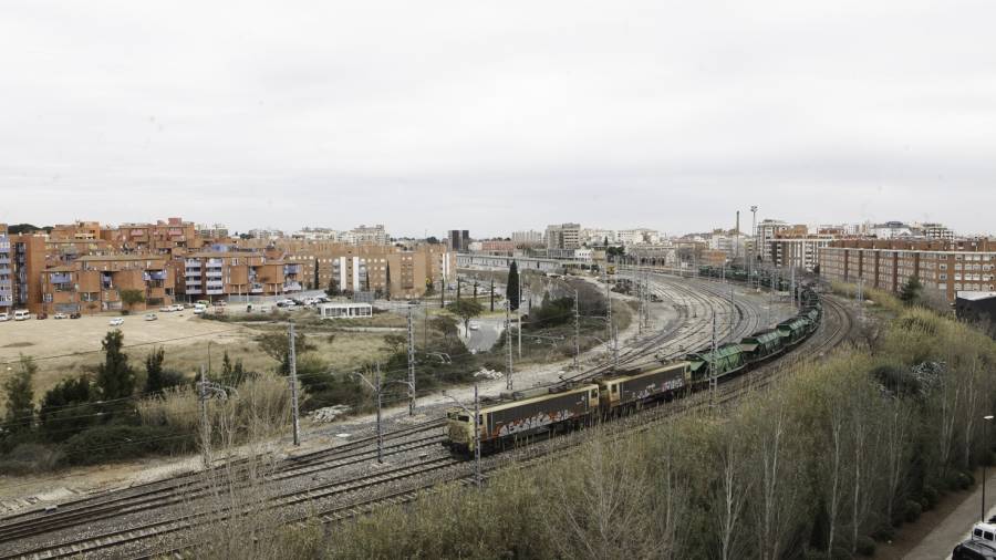 Vías de tren y el barrio Gaudí de la ciudad de Reus, al fondo. FOTO: ALBA MARINÉ