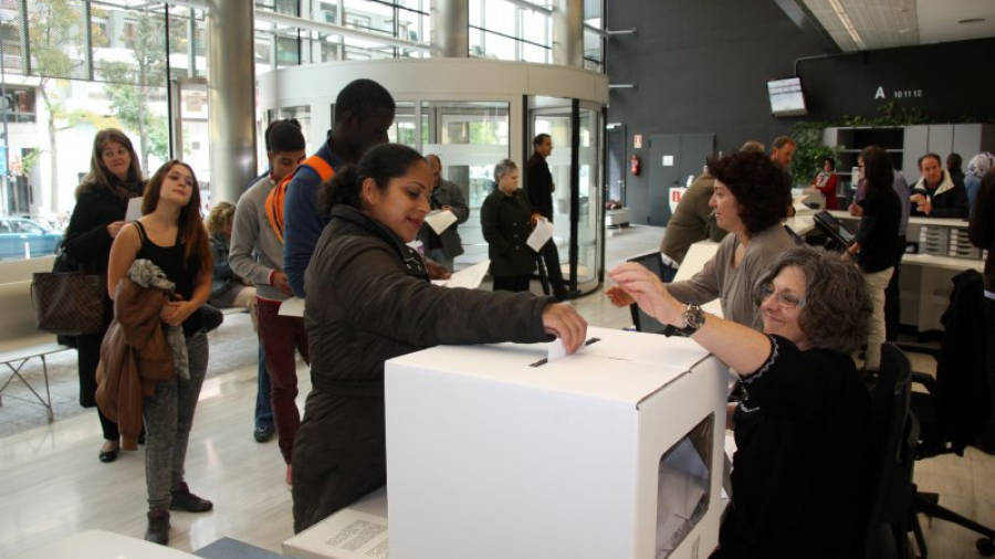 Imatge del 9 de novembre del 2014. Ciutadans votant durant el procés participatiu a la delegació del Govern de la Generalitat a Girona. Foto: ACN
