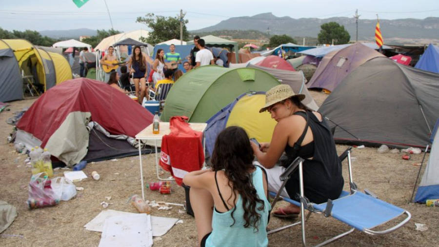 Joves a la zona d'acampada durant el festival montblanquí del 2014. Foto: ACN