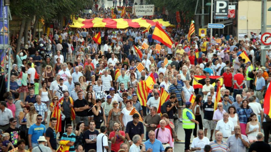 Centenars de participants en l'acte de Societat Civil Catalana a Tarragona, amb la senyera de 50 metres al fons de la Rambla Vella. Foto: ACN