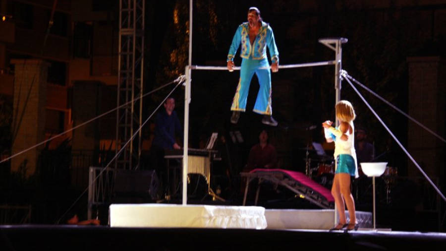 Un actor es penja de la barra en un esquetx sobre gimnàstica en el Cabaret d'Obertura del Trapezi 2015 de Reus. Foto: ACN