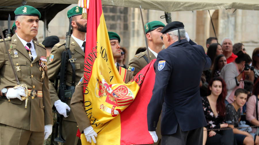 Un home gran fent el pet&oacute; a la 'rojigualda' durant l'acte de jura de bandera civil al Castell de Sant Ferran de Figueres, aquest 23 de setembre del 2017
