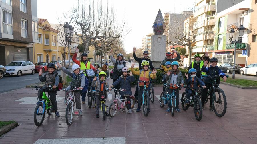 Quince participantes y trece bicicletas tomaron parte en la ruta del pasado viernes, en un tramo de la Avinguda Vidal i Barraquer de Cambrils. foto: fabián acidres