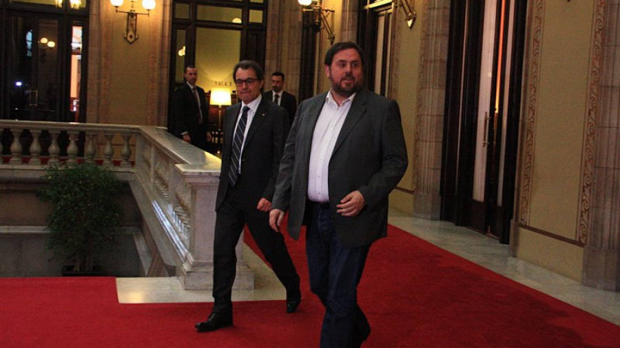 Mas i Junqueras, sortint del despatx per votar després de reunir-se al Parlament. Foto: Arxiu ACN