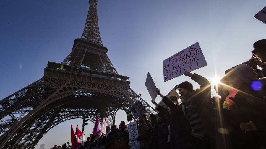 La emblemática Torre Eiffel es el monumento de pago más visitado del mundo. En la imagen, una protesta contra Donald Trump. FOTO: EFE