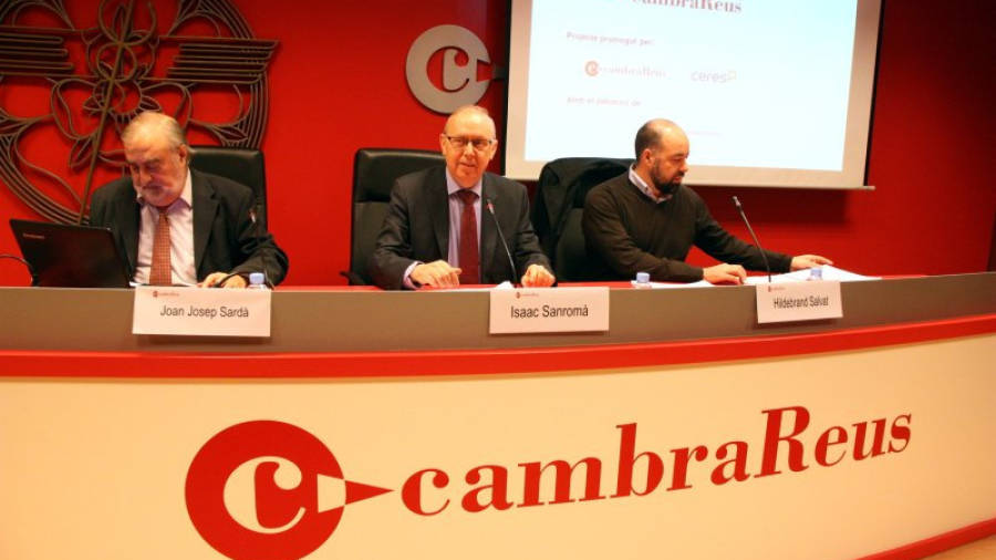 El president de la Cambra de Comerç de Reus, Isaac Sanromà (centre), durant la presentació dels resultats de la vuitena onada del Radar Cambra. Foto: ACN