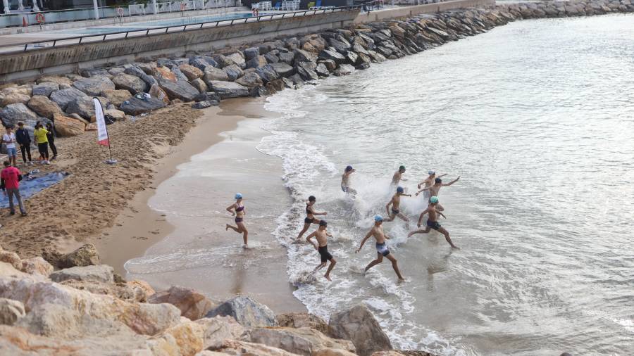 Un momento de salida de la prueba de natación frente al Club Nàutic. FOTO: ALBA MARINÉ