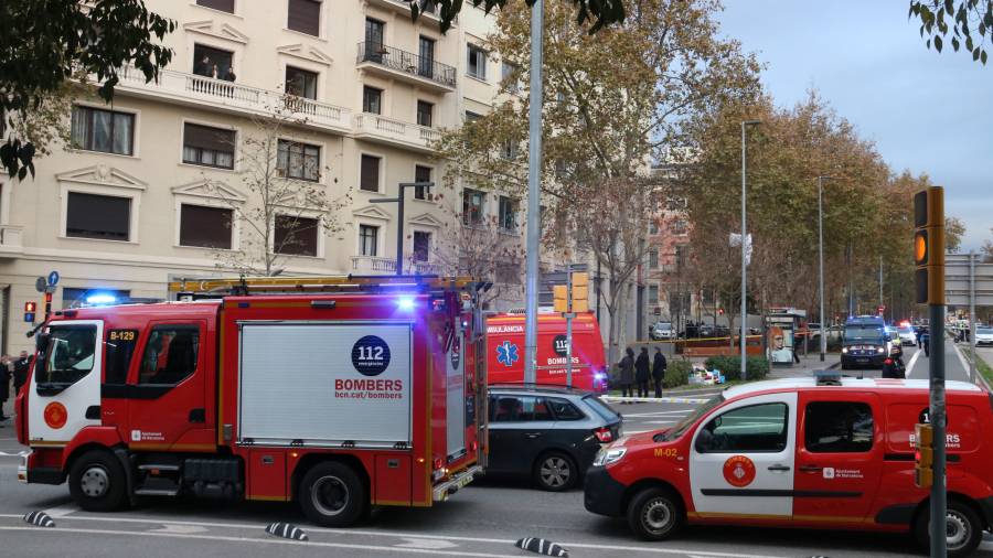 Imagen de los Bombers de Barcelona en el lugar de los hechos. ACN