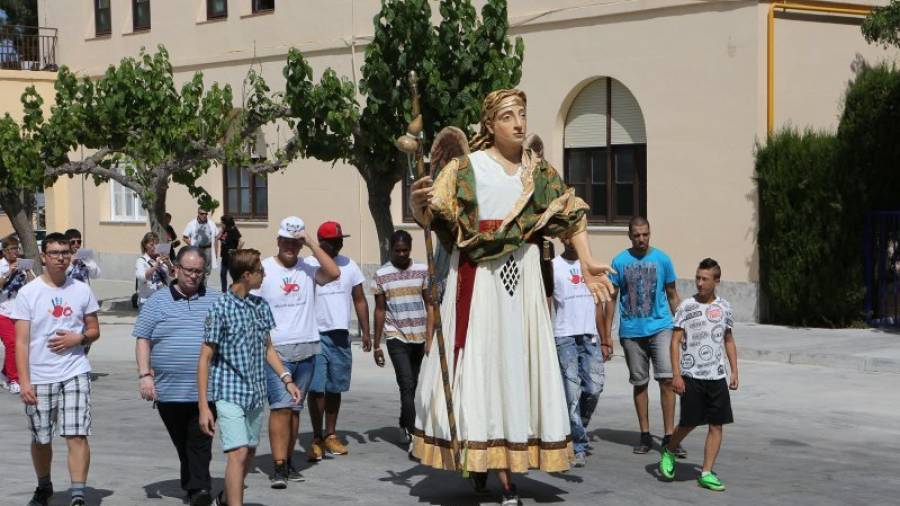 El Gegantó de Sant Rafael fue presentado ayer y tuvo unos padrinos de excepción:el Negrito i la Negrita. Foto: Alba Mariné