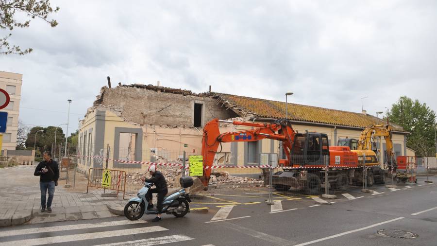 La demolición de la estación de Cambrils, pendiente de un okupa