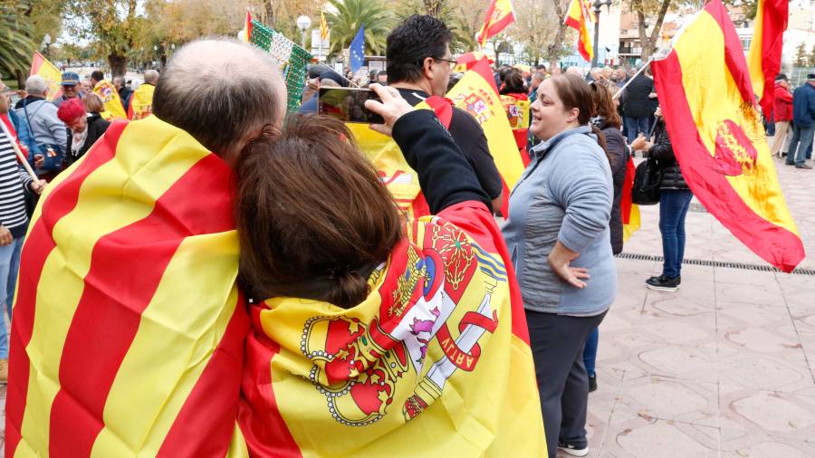 Una parella amb una bandera catalana i espanyola.